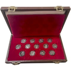 Estuche conteniendo 13 arras matrimoniales. Plata.