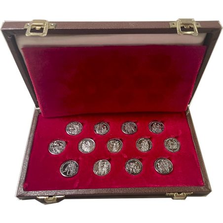 Estuche conteniendo 13 arras matrimoniales. Plata.