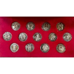 Estuche conteniendo 13 arras de boda. Plata.