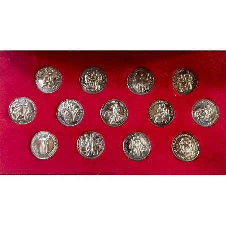 Estuche conteniendo 13 arras de boda. Plata.